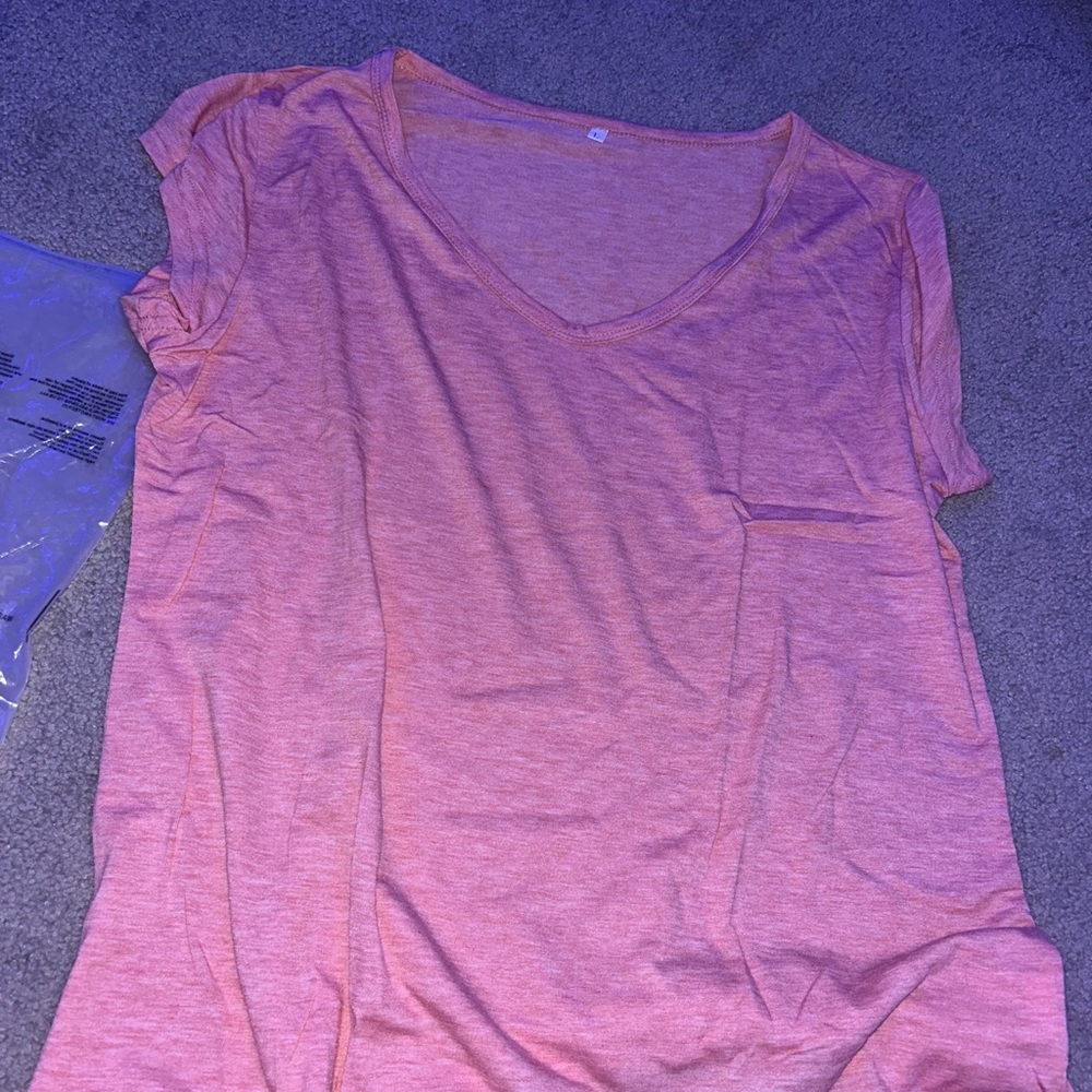 pink tshirt